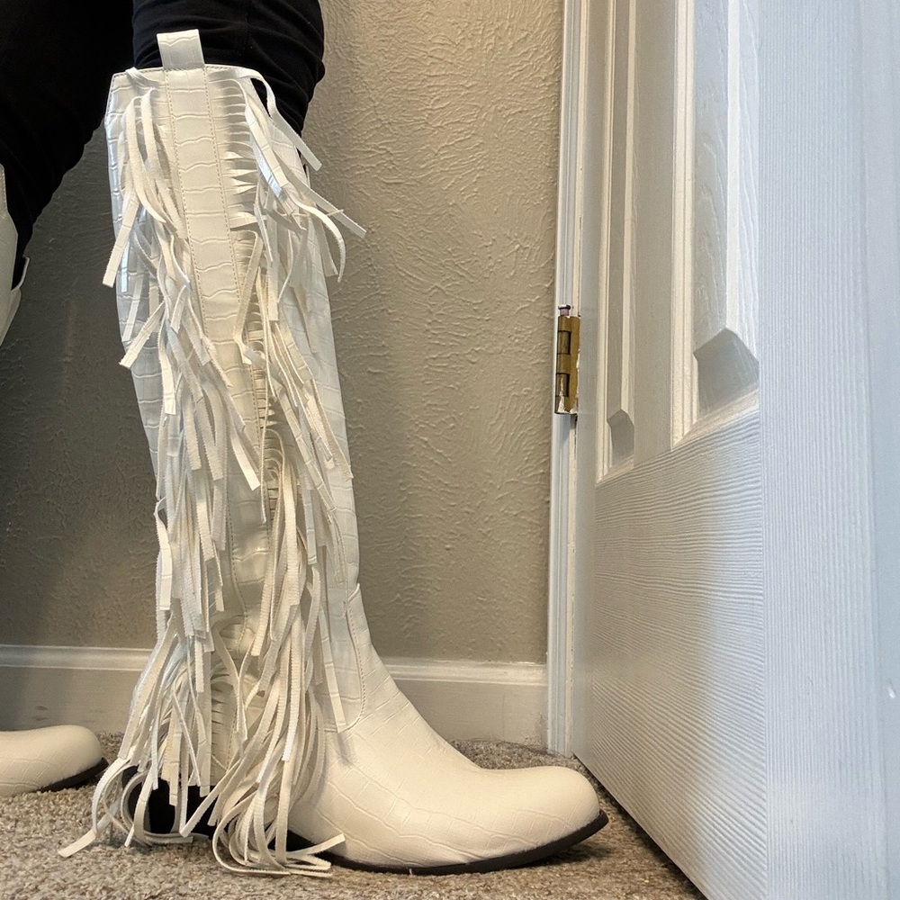Women’s white fringe cowboy boots never worn size 9